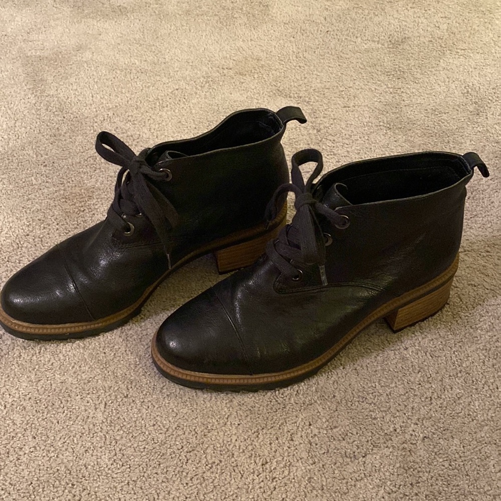 Clarks Somerset Heeled Black Leather
Ankle Boots Size 9.5M